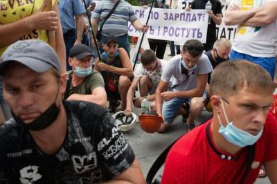 Возле офиса Зеленского третий день протестуют шахтеры