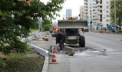 На улице Газовиков в Тюмени меняют асфальт