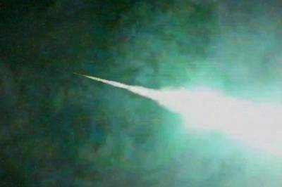 Жители Токио засняли на видео полет громадного метеорита и описали звук его падения