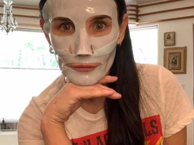Деми Мур показалась утром с косметической маской на лице
