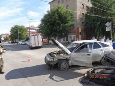 В Башкирии мужчина застрял в покорёженном автомобиле