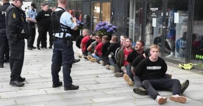 Не соблюдали социальную дистанцию: в Дании полиция дубинками избила футбольных фанатов