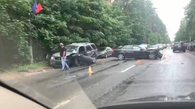 Водители Cadillac и Ford пострадали при ДТП в Петербурге.