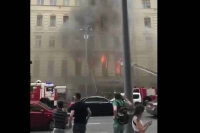 На Тверскую улицу в Москве из-за пожара направлены 12 расчетов