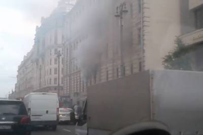 Движение транспорта ограничили на Тверской улице из-за пожара в доме