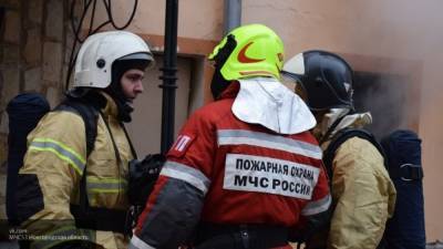 Спасатели МЧС ликвидируют пожар в центре Москвы