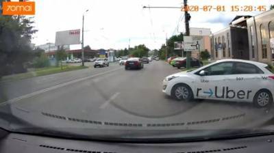 В Пензе водитель такси едва не спровоцировал ДТП на ул. Суворова