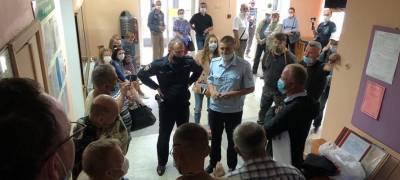 Сессия Сортавальского горсовета по вопросу отставки главы города началась с вызова полиции