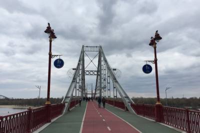 По Парковому пешеходному мосту в Киеве проехал автомобиль