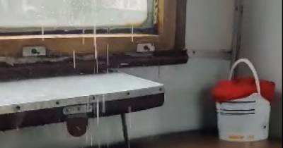 "Приняли душ прямо в вагоне": в Сети обсуждают потоп в поезда "Укрзализныци"