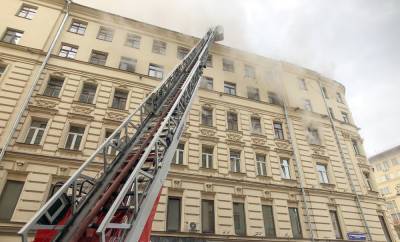 Пожар в доме на Тверской угрожает соседним зданиям