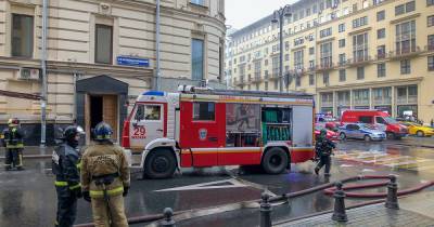 Тверскую улицу в Москве перекрыли из-за пожара в жилом доме