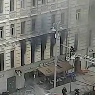 Площадь пожара в здании в центре Москвы возросла до 300 кв метров