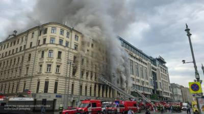 Тверскую улицу в Москве перекрыли из-за крупного пожара
