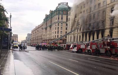 В Москве перекрыли Тверскую, где МЧС уже больше двух часов ликвидирует пожар