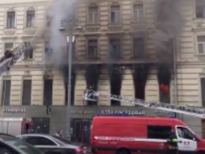 Пожар в историческом доме на Тверской удалось локализовать