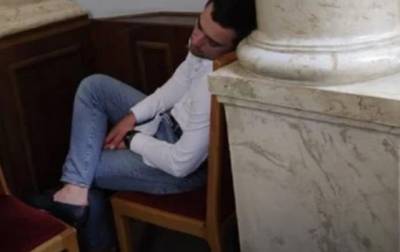 Депутат заснул в Раде при обсуждении азартных игр