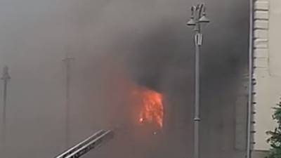 Очевидцы сняли на видео пожар в здании XIX века в центре Москвы