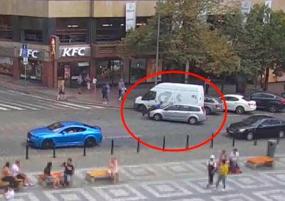 В Праге не желавший платить штраф водитель «прокатил» полицейского на капоте: видео