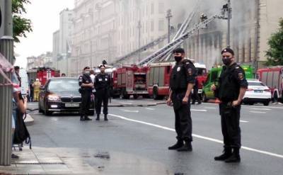 До восьмисот квадратных метров выросла площадь пожара в здании в центре Москвы