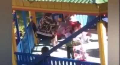 В России воспитательница вышвырнула ребенка из детской коляски (видео)