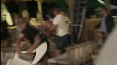 Видео: массовая драка в ресторане в Нетании – в ход пошли стулья, ранена женщина
