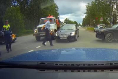 Водитель Cadillac чуть не сбил сотрудника ГИБДД на севере Петербурга