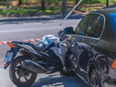 В Днепре мотоцикл врезался в автомобиль Skoda: пострадала девушка