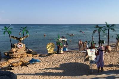 Курортный патруль: пляжи в Евпатории заполнены отдыхающими