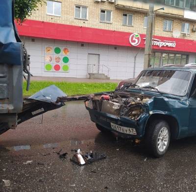 В Смоленске легковушка врезалась в грузовик