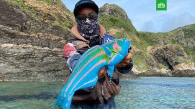 Японский рыбак поймал рыбу фантастического цвета — фото