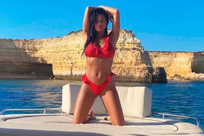 Певица отпраздновала 41-й день рождения в бикини на яхте и показала фото