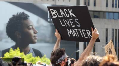 СМИ: полицейский ударил по лицу темнокожую женщину в США