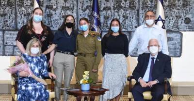 Президент Израиля помог офицеру ЦАХАЛ встретиться с семьей после года разлуки