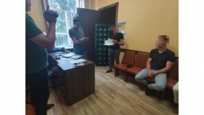 В Одесской области разоблачили подполковника СБУ, который требовал $250 тыс. за неразглашение обстоятельств смерти нардепа