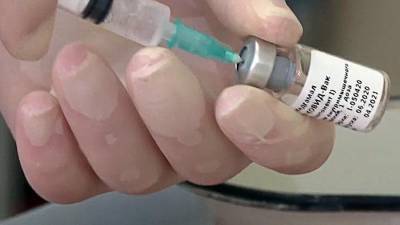 Военный медик заявил о завершении клинических испытаний вакцины от COVID-19