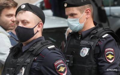 В РФ активист "сбил" кепку с копа флагом Украины