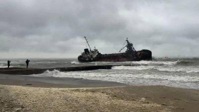 В Одессе восьмой месяц не могут убрать затонувший танкер "Delfi"