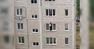В РФ мальчик хотел сбежать погулять с пятого этажа, но у него порвалась простынь (видео)