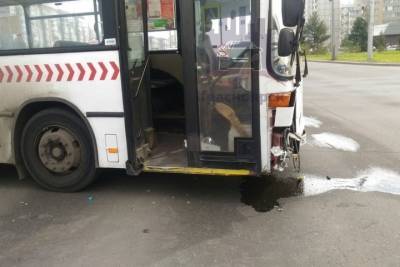 Женщину-водителя увезли на скорой после жесткой аварии с автобусом