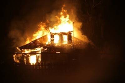 В Ивановской области в ночном пожаре сгорел большой частный дом