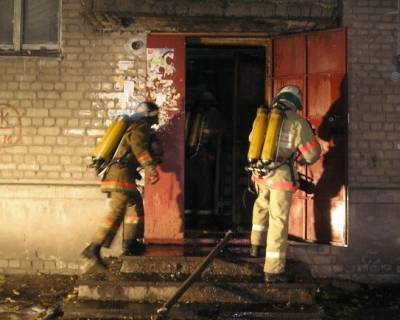 При ночном пожаре в многоквартирном доме в Воронеже были спасены три человека