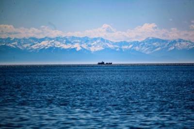 Экологи очистили Байкал от нефтепродуктов с накренившегося судна