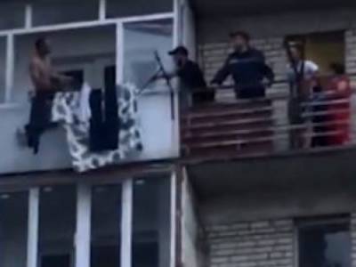 Неадекватный мужчина ворвался в чужую квартиру в Тернополе и хотел выброситься с балкона