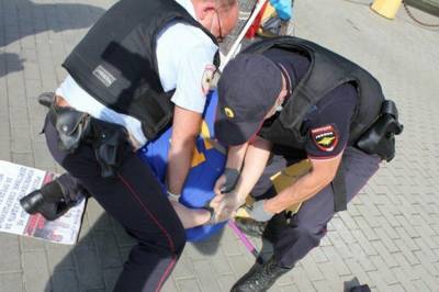 Сбил кепку с полицейского флагом Украины: В России активиста обвиняют