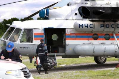 На Камчатке к поискам рыбаков подключили вертолет
