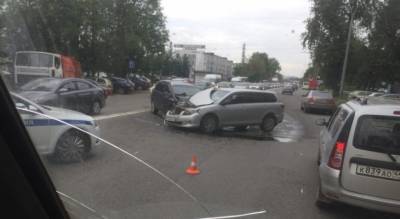 Двойная сплошная не помогла: жесткое ДТП стало причиной пробки в Ярославле