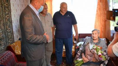 Руководители Выборгского района поздравили местную жительницу со столетним юбилеем