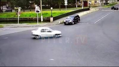 Видео: неизвестный выстрелил молодому человеку в голову из газового пистолета в Колпино
