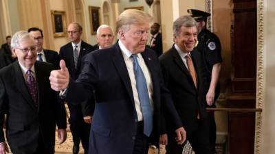 Трамп и лидеры республиканцев обсудят новую антикризисную помощь